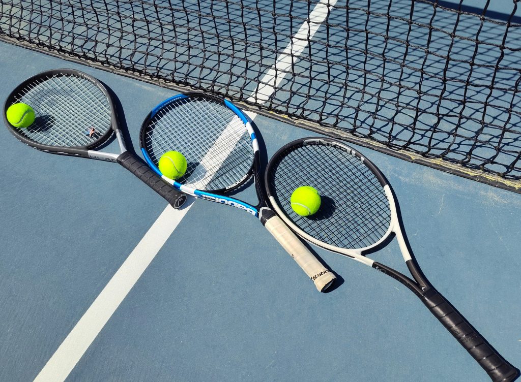 comparaison des cordages de tennis polyester multifilament et boyau naturel