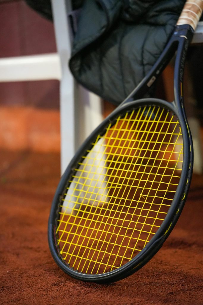 cordage de tennis usé indiquant qu'il est temps de le changer